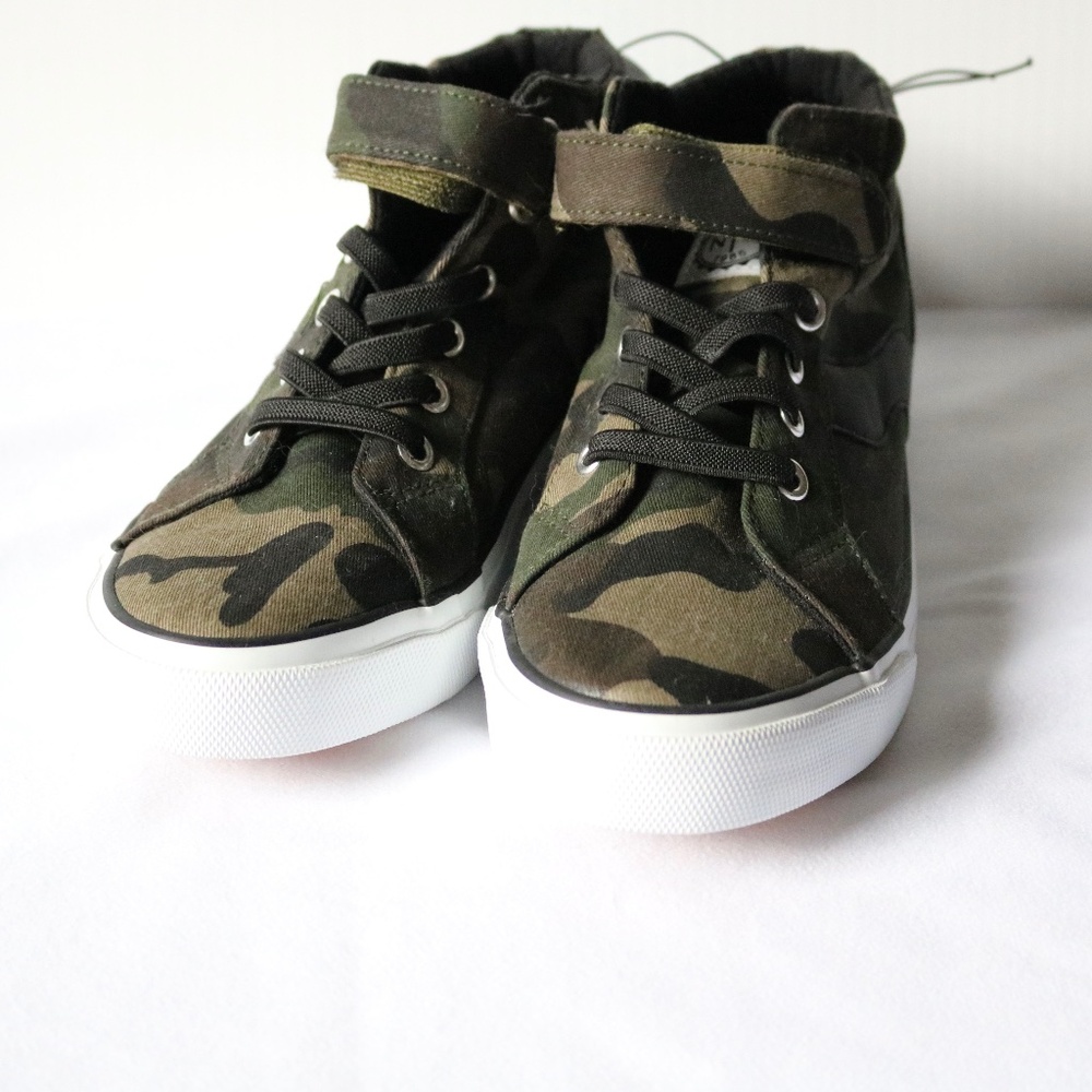NWT Survival Gear Camo High Top Sneakers Running Shoes Lace / Velcro Youth Sz 3